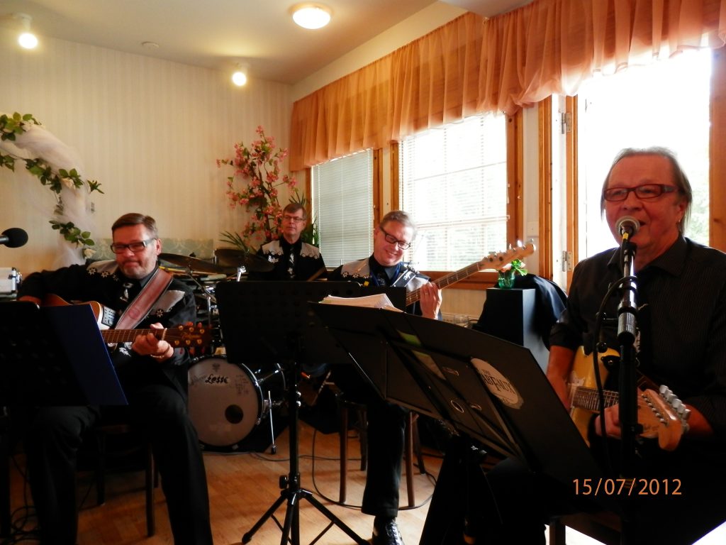NordBeaT-yhtyeen neljä muusikkoa esiintymässä vuonna 2012: kitaroita, basso ja rummut.